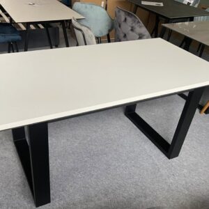 Lolita &Eacute;tkezőasztal